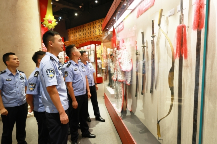 南昌边检站民警在活动现场交流学习心得。