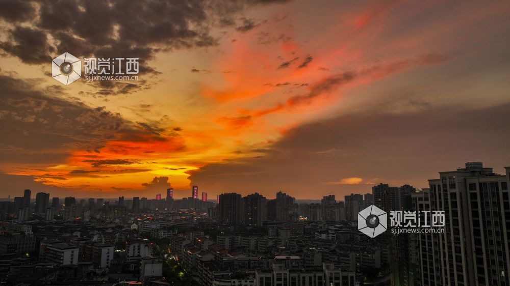 2025年7月29日，江西省吉安市傍晚的城市上空，天空的色彩变幻不断，从热烈的夕阳红到温馨的橙色，最后化为柔美的紫色，多种色彩交织在一起，漫天的云彩被染成了各种形状，此时的晚霞如同调色板一样，形成了庐陵大地一幅动人的美丽画卷。