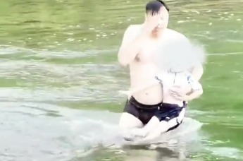 安徽宣城一儿童玩水被冲走，无人机拍下惊险瞬间，男子飞奔救人！