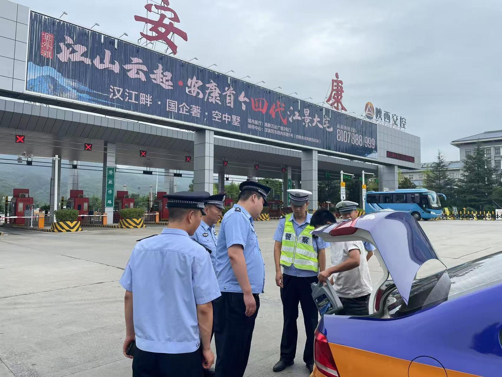 民警在高速公路收费站严查过往车辆