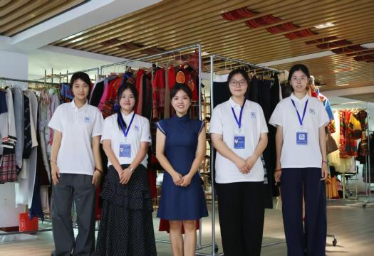 海南热带海洋学院黎族非遗“薪”传实践团探寻黎锦“活化石”的传承新路