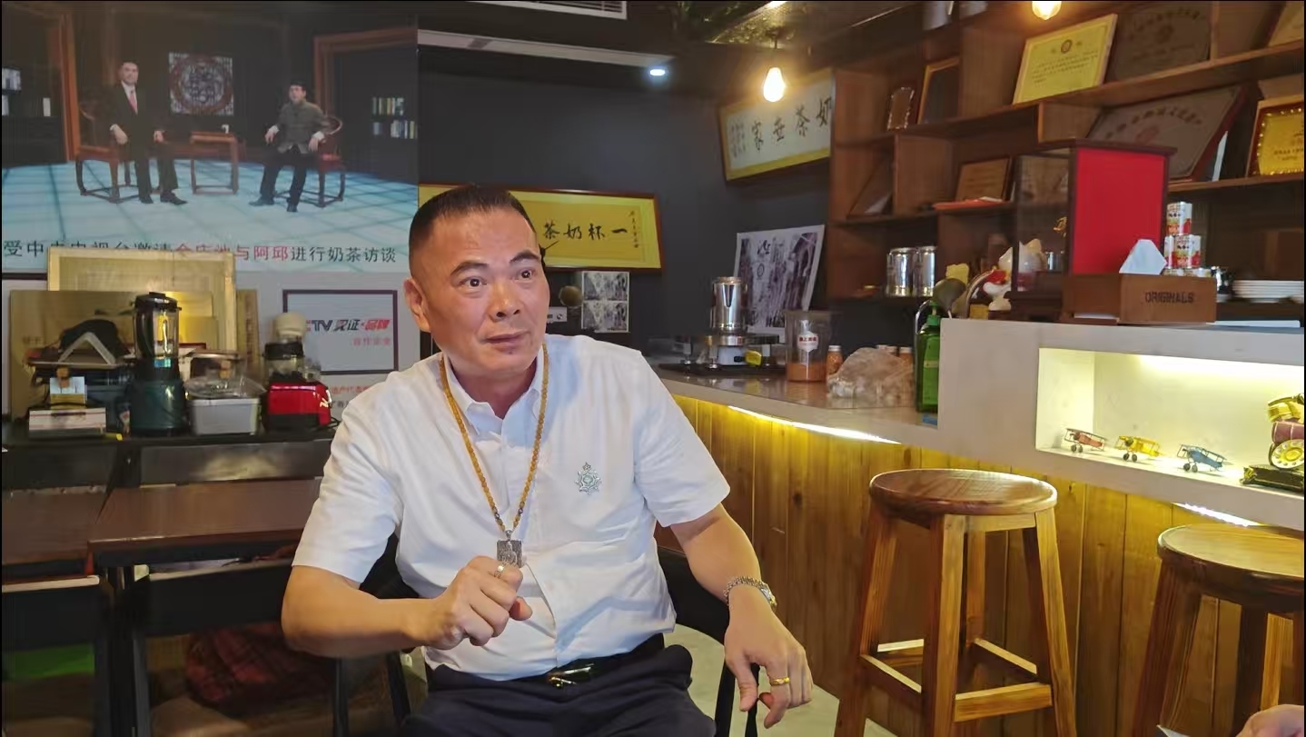 余庆池,60年代生,港式奶茶非遗项目代表性传承人、全球唯一“港式奶茶皇”。1995年起在香港研习奶茶工艺,后在深圳深耕港式奶茶十余年,获非遗认证并推动“港式奶茶进校园”项目,曾受邀参与央视美食文化节目及政府官方活动,为深圳饮食文化推广作出重要贡献。