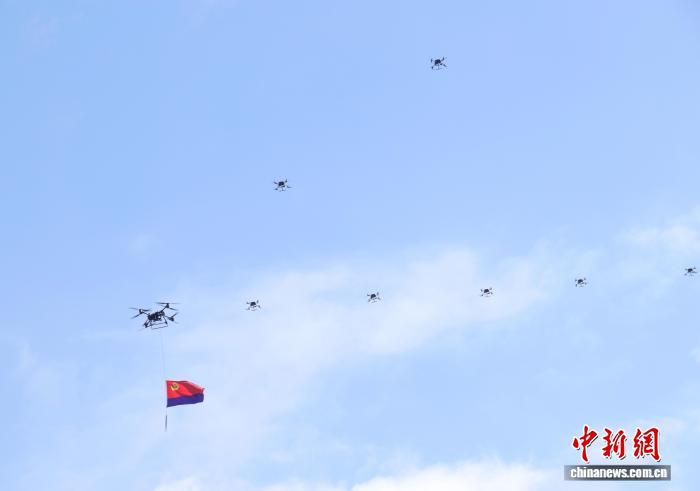 图为拉动演练现场展示的警用无人机编队。 熊锦阳 摄