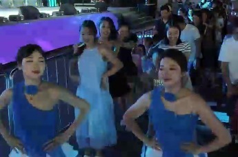 啤酒节成大型“蹦迪”现场? 近百人跳兔子舞太顶了“七零 八零后的DNA动了”