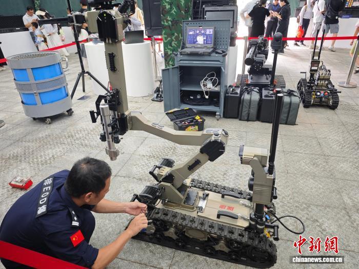 图为拉动演练现场展示的警用防爆机器人。 熊锦阳 摄