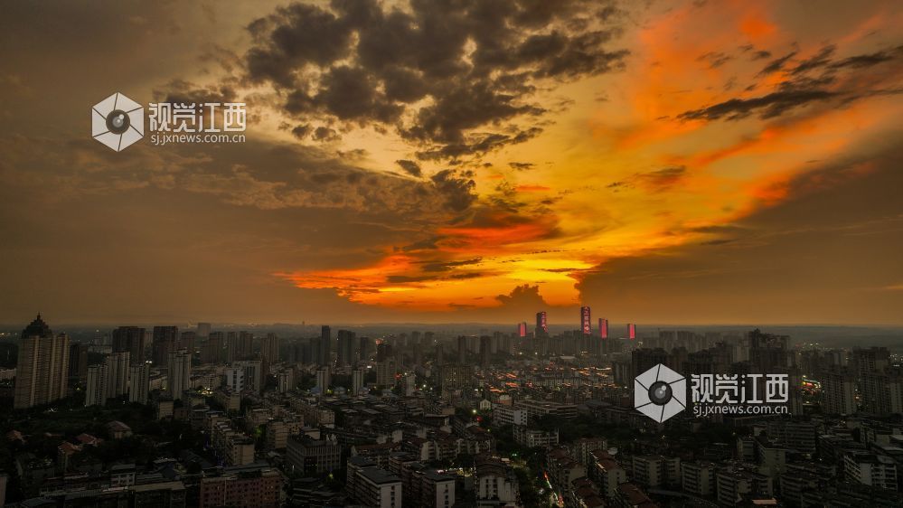 2025年7月29日，江西省吉安市傍晚的城市上空，天空的色彩变幻不断，从热烈的夕阳红到温馨的橙色，最后化为柔美的紫色，多种色彩交织在一起，漫天的云彩被染成了各种形状，此时的晚霞如同调色板一样，形成了庐陵大地一幅动人的美丽画卷。