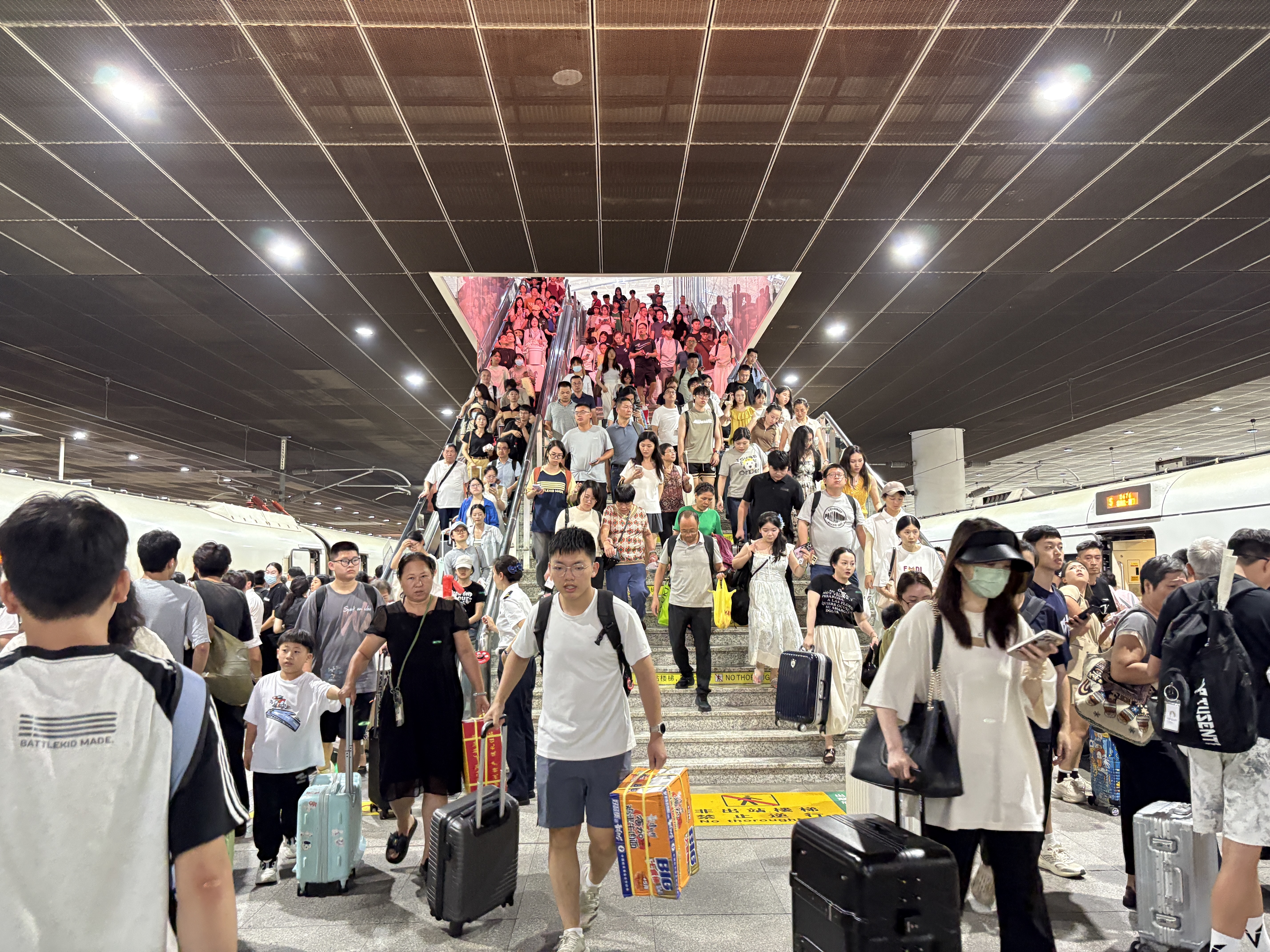 深圳铁路暑运首月，多措并举保障旅客出行 深圳铁路旅客到发量超1700万