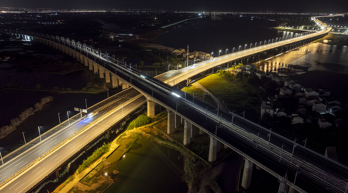 7月29日晚，昌九高铁南昌东至何家线路所段开始试运行。图为试验动车在线路上行驶。（李嘉辉 摄）