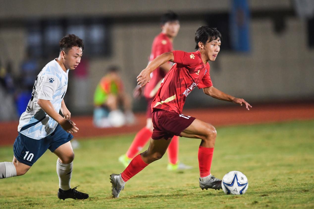 图为宜春队球员带球突破 （宜春市融媒体中心刘继刚摄）