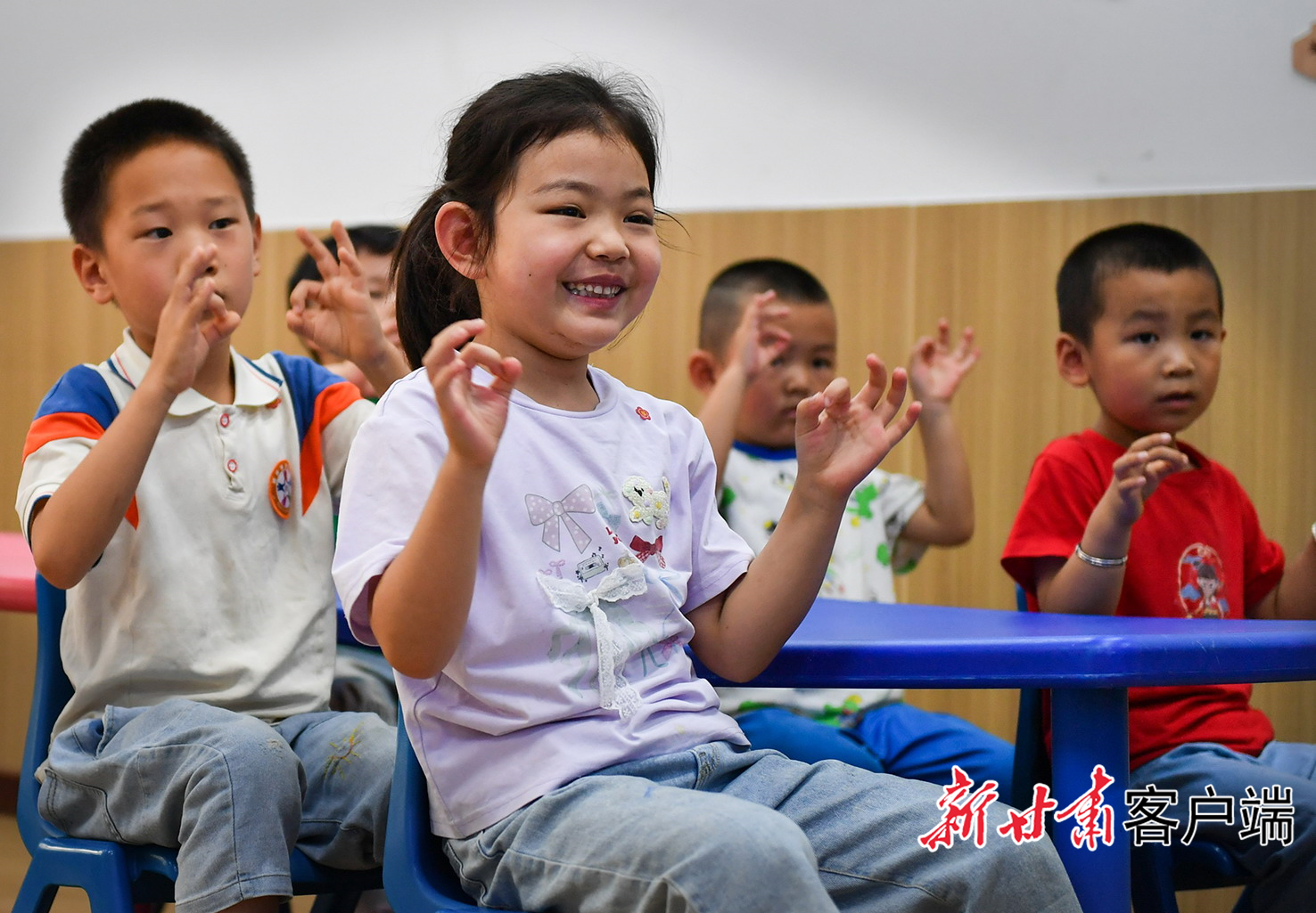 托管班的孩子们在老师的带领下做游戏