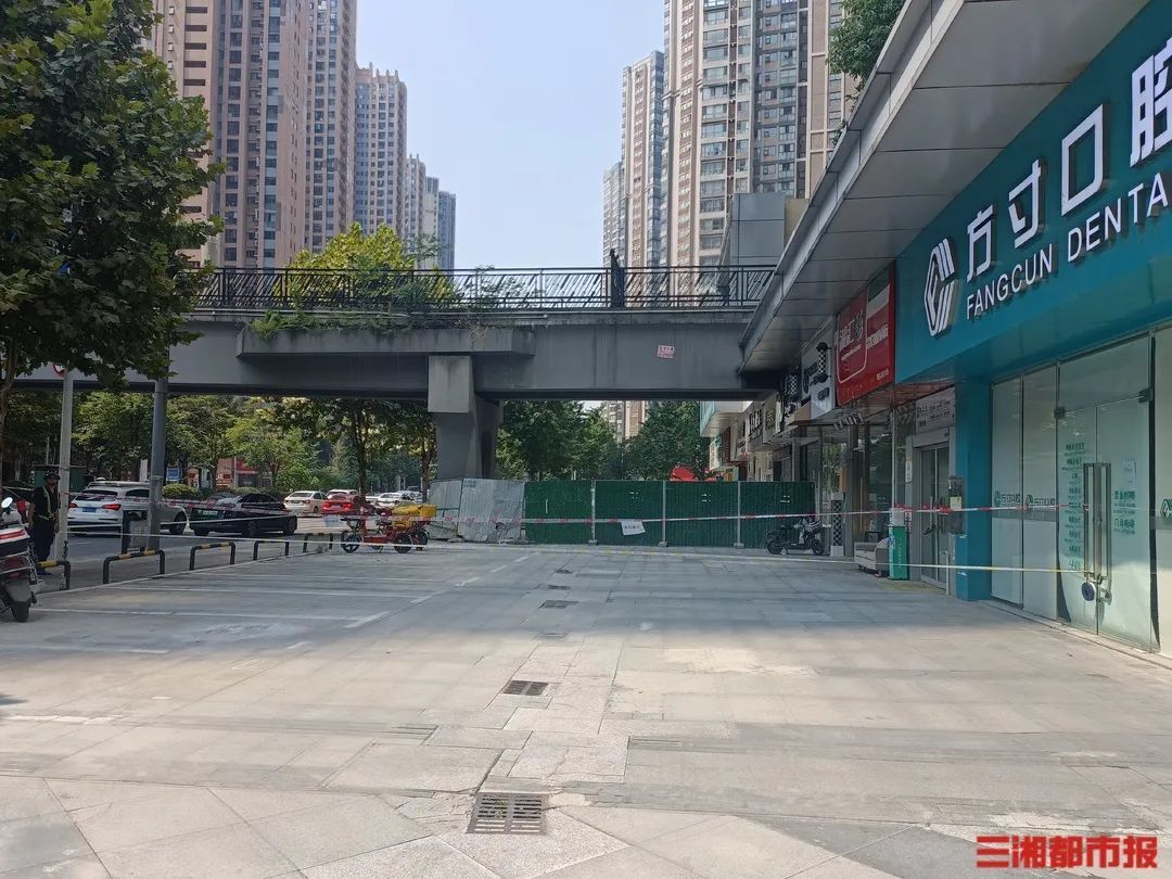 （事发地已经被围挡和警戒线围住。杨昱摄）