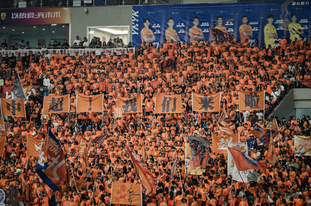 △云南玉溪,球迷打出标语“中超!我们来啦”。(图/IC Photo)