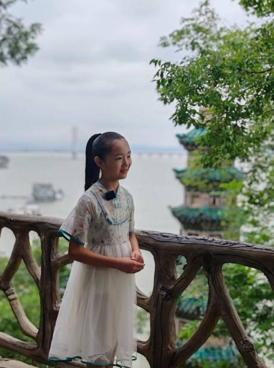 小讲解员揭秘“江湖两色”。