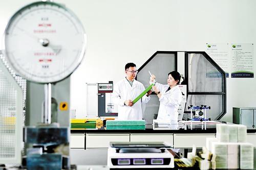 7月21日，河北省复合材料产业技术研究院实验室内，工作人员测量一款复合材料产品的壁厚数据。本组图片由本报记者焦磊摄