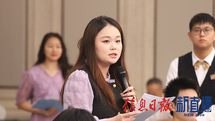 江西电台提问（文颖 摄）