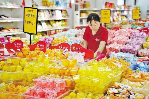 7月22日,位于邱县的河北康贝尔食品有限公司产品售卖店内,工作人员在整理商品。