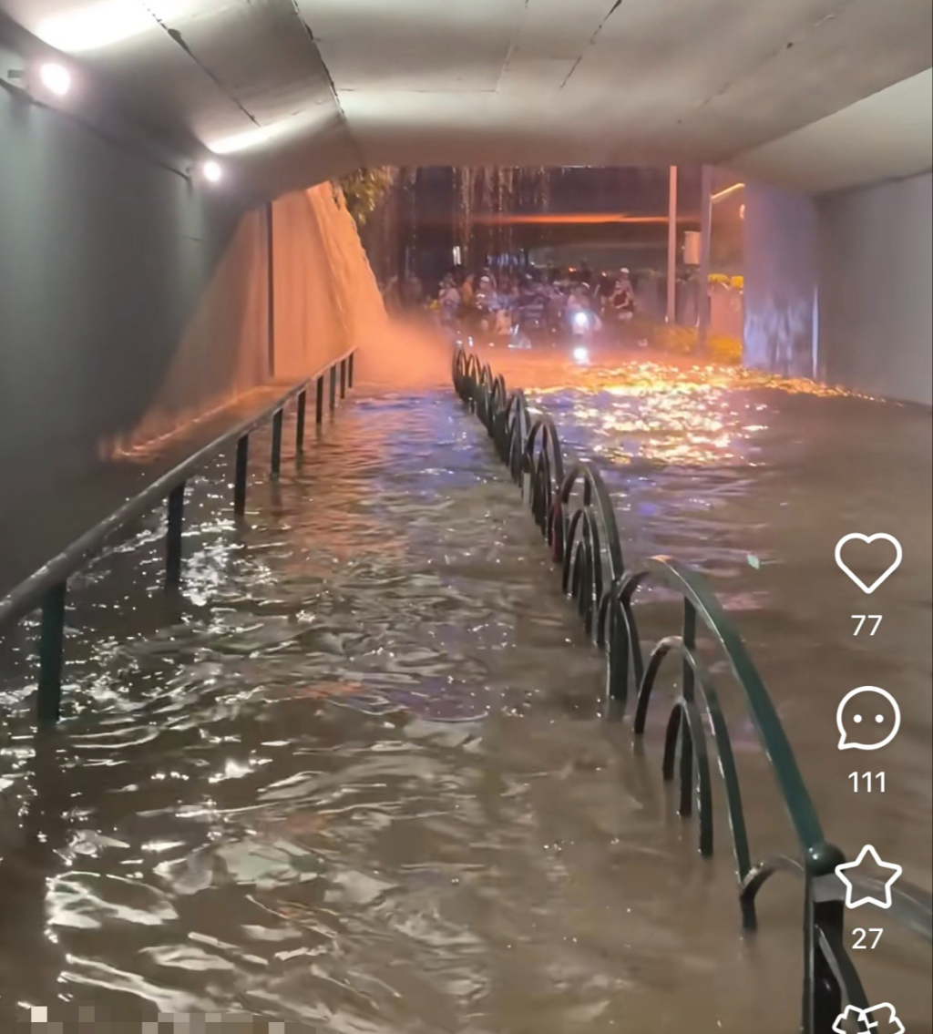 7月31日大雨后，社交平台上，有网友发帖称上海普陀区部分路段积水严重。 社交平台 截图