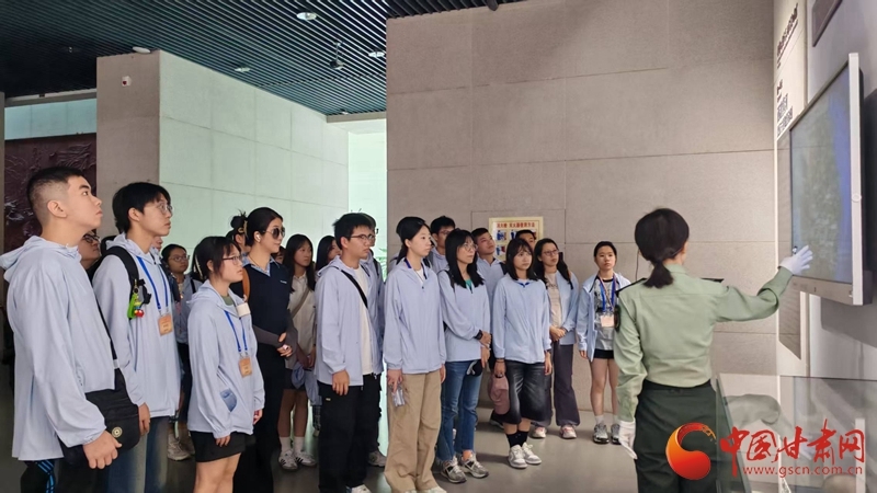 澳门青少年打卡莫高窟　把敦煌讲给世界听