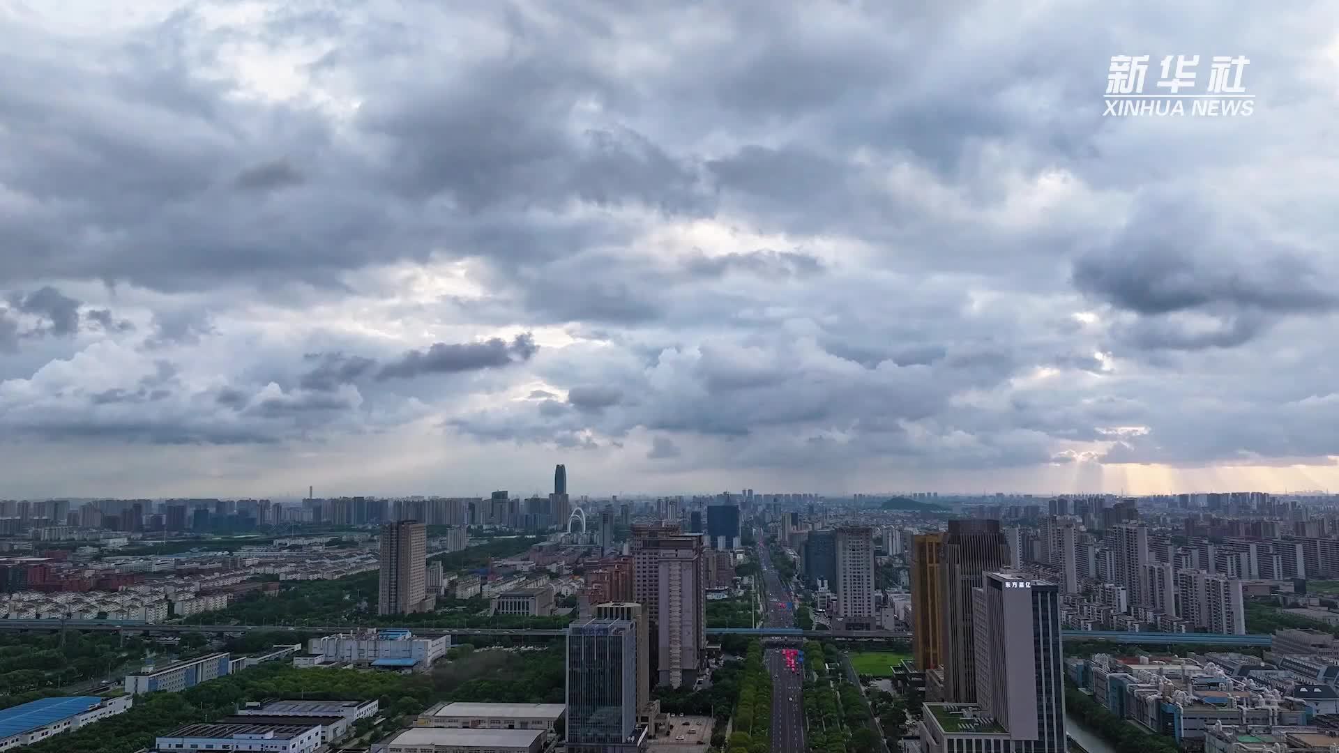 江苏苏州：闻“风”而动  冒雨抢修守护千万家