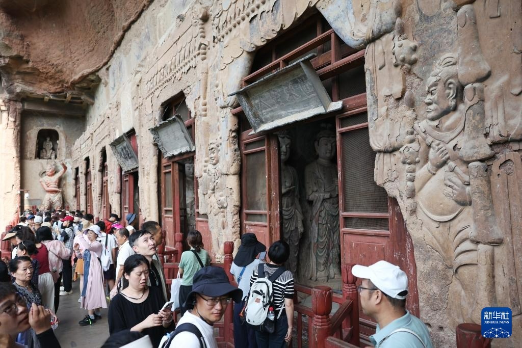 游客在麦积山石窟参观（7月16日摄）新华社记者　陈斌　摄