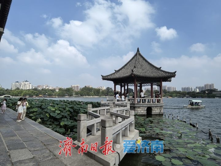 雨后济南大明湖美如画，水天共色游船穿梭