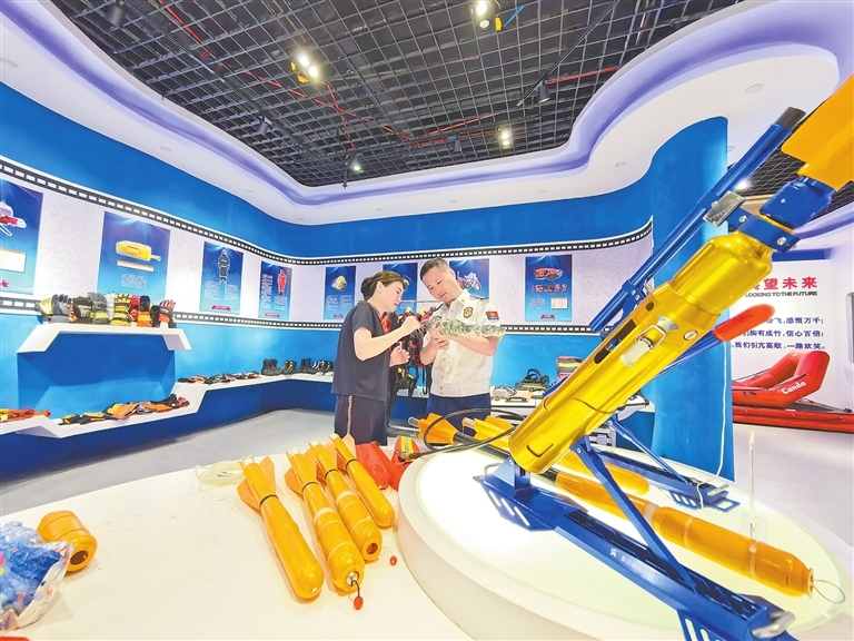 消防员与企业负责人探讨研发细节。江西日报全媒体记者 付 强摄