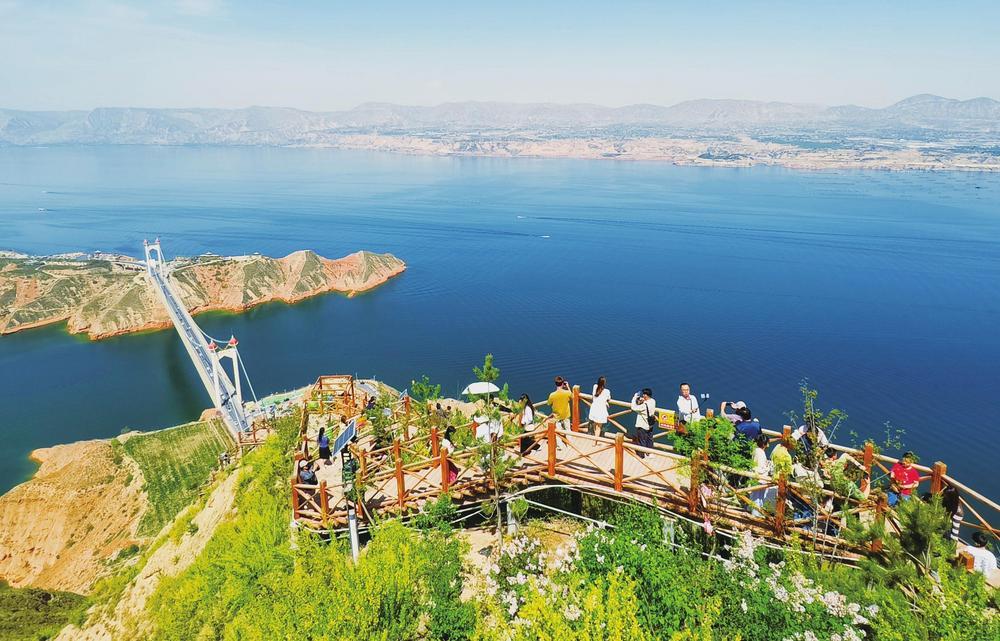 东乡县奔驰沟观景台成热门打卡点，各地游客纷至沓来。新甘肃&middot;甘肃经济日报记者　瞿娟　摄