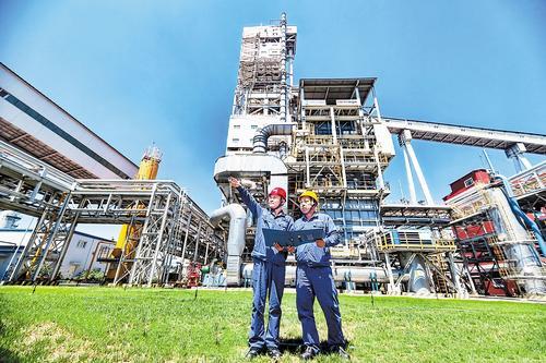 7月22日,在河钢集团张宣科技氢冶金示范工程现场,技术人员在巡检工艺气源管路。李广明摄