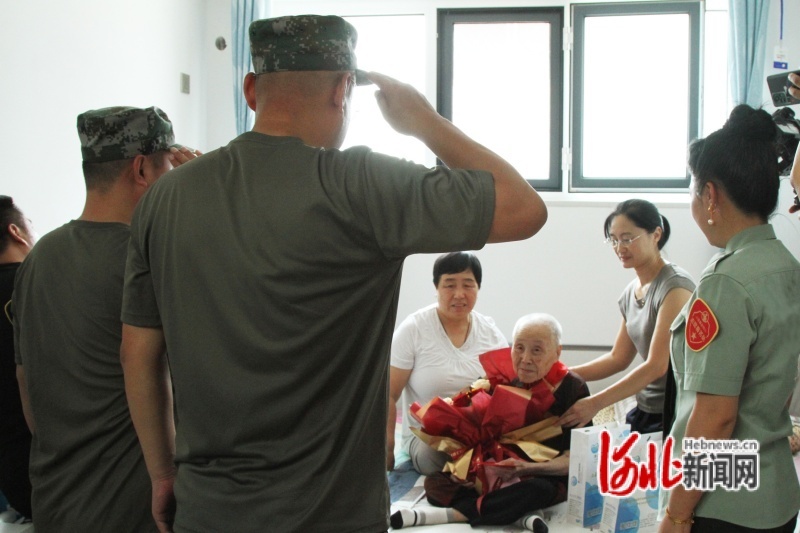 图为慰问活动现场。