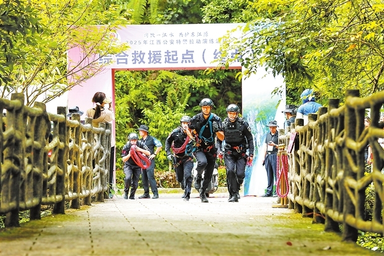 2025年江西公安特警拉动演练在三百山举行。