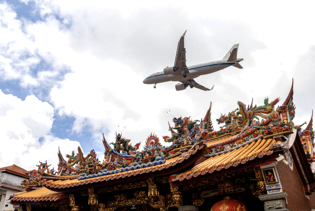 △飞机和闽南古厝打个照面，这是厦门才能拥有的独一无二的视觉奇观。（图/良豪摄）
