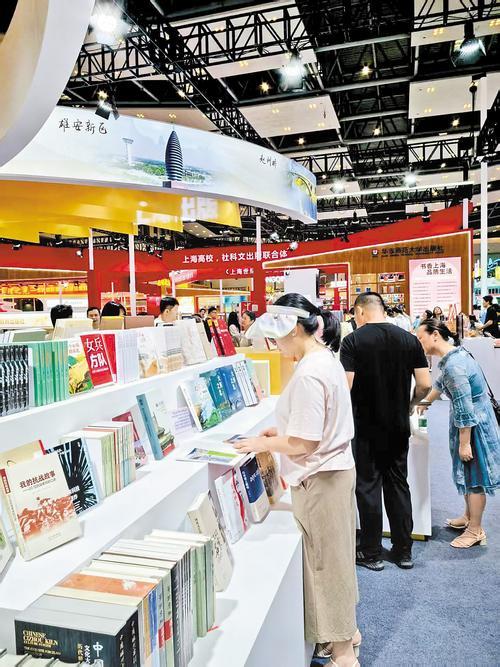 7月25日，河北16家出版、发行、印刷单位携1800余种冀版出版物亮相第33届全国图书交易博览会。 本报记者 肖煜摄