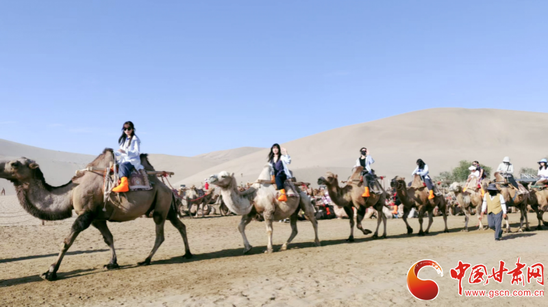 澳门青少年打卡莫高窟　把敦煌讲给世界听