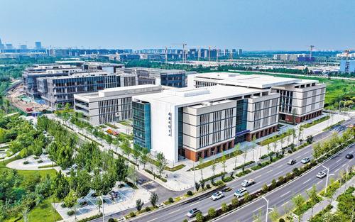 京津冀国家技术创新中心雄安中心位于雄安科创中心B座。图为7月3日航拍的雄安科创中心外景。 本报记者 李东宇摄