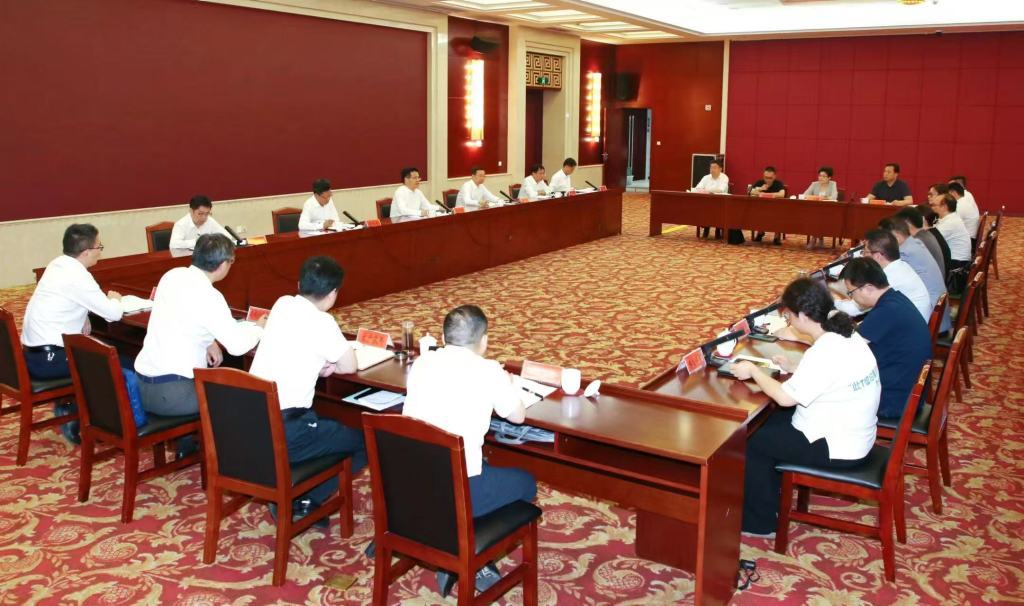 座谈会现场，右侧白衣女子为张敬宇。 “常州发布”图