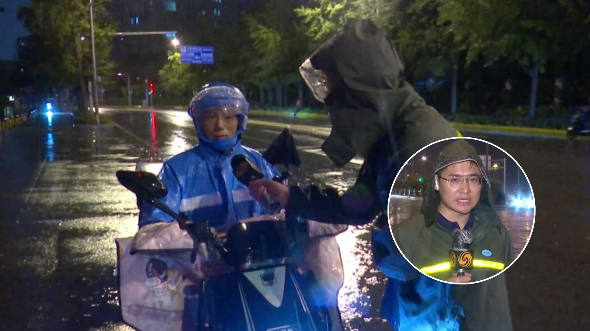 凤凰记者深夜直击北京市区：外卖骑手冒着暴雨送餐 路面积水淹过车轮