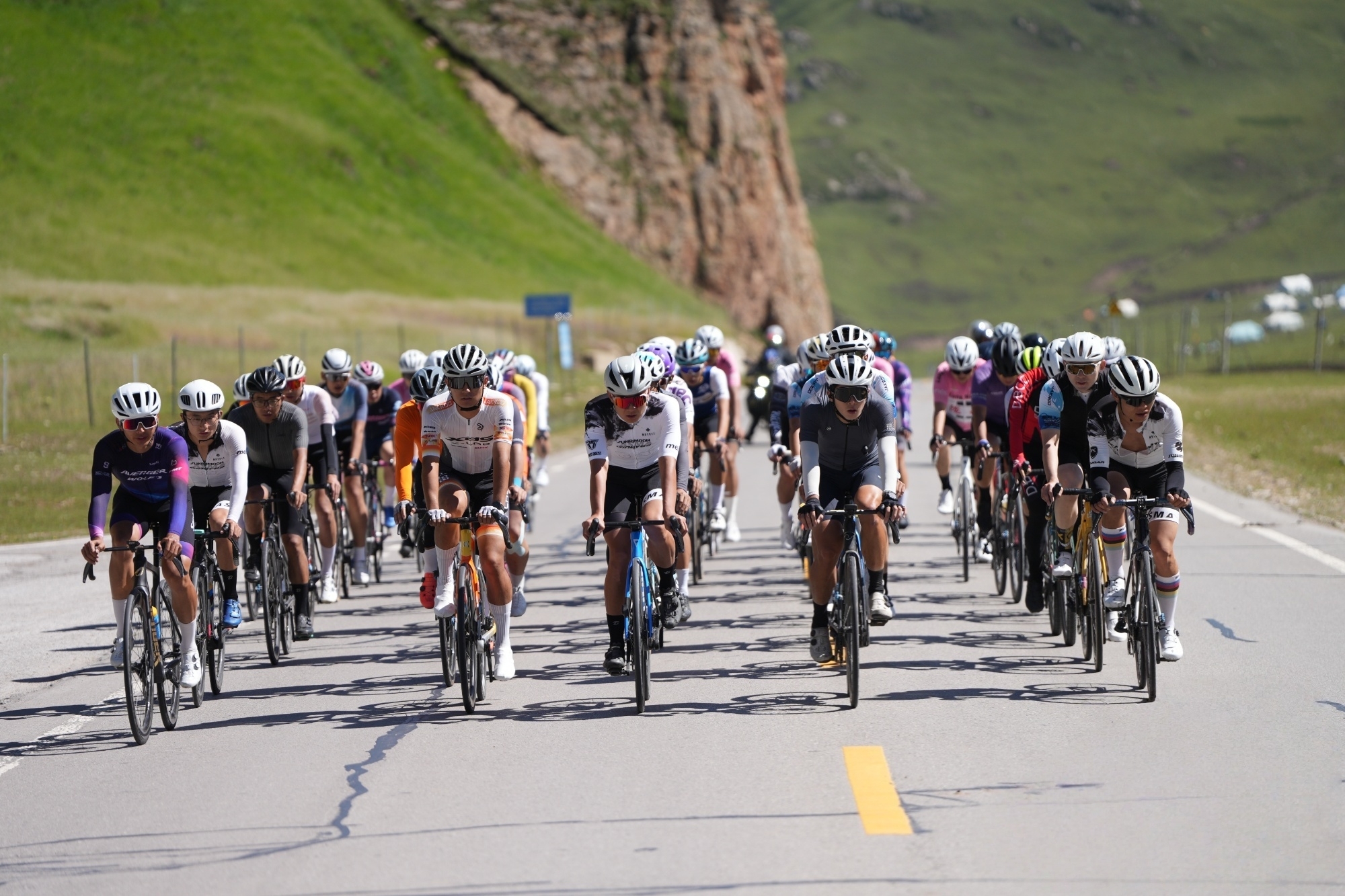 公路赛车队浩浩荡荡向终点进发