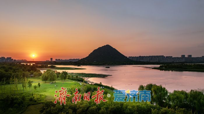 一年四季 泉在济南丨华山湖披上霞光盛装 ，演绎“湖光山色”醉美时刻