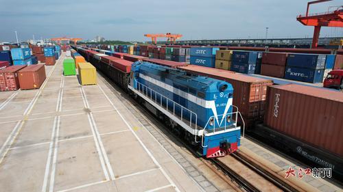 近日，南昌国际陆港，一列满载汽车零配件等商品的外贸货物班列整装待发。大江网视觉江西胡世杰摄