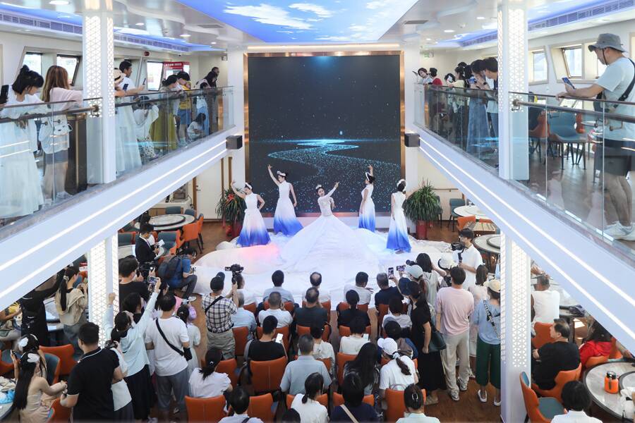 游客在船上观看精彩的文艺演出 志鹏 摄