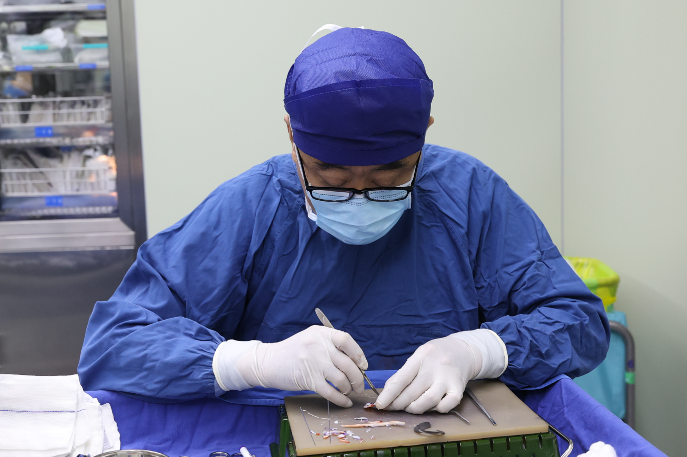 图1：王磊主任正在为患儿精雕细琢造耳支架