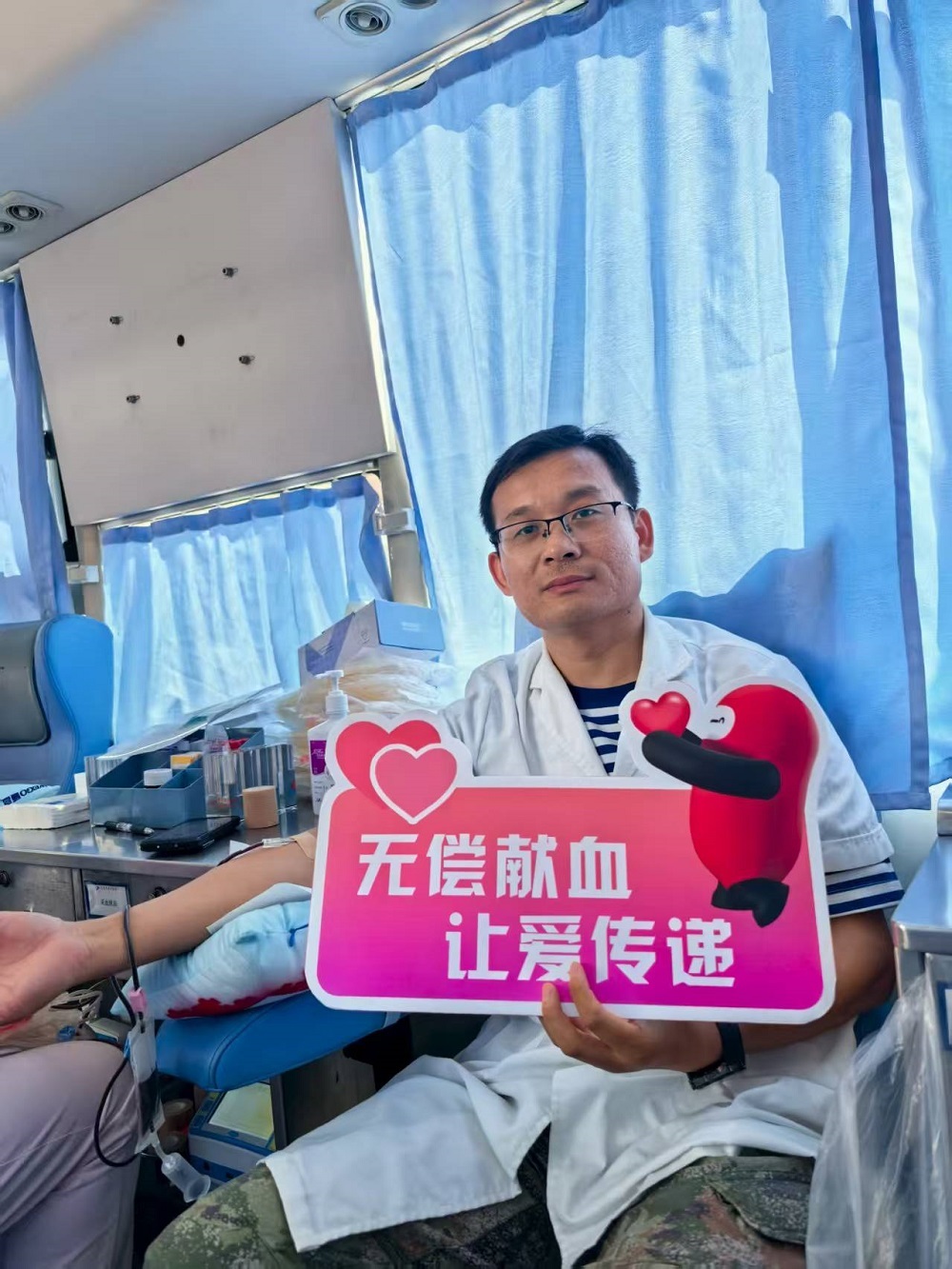 擦亮文明窗口展示行业形象|青岛市中心血站开展双拥共建活动