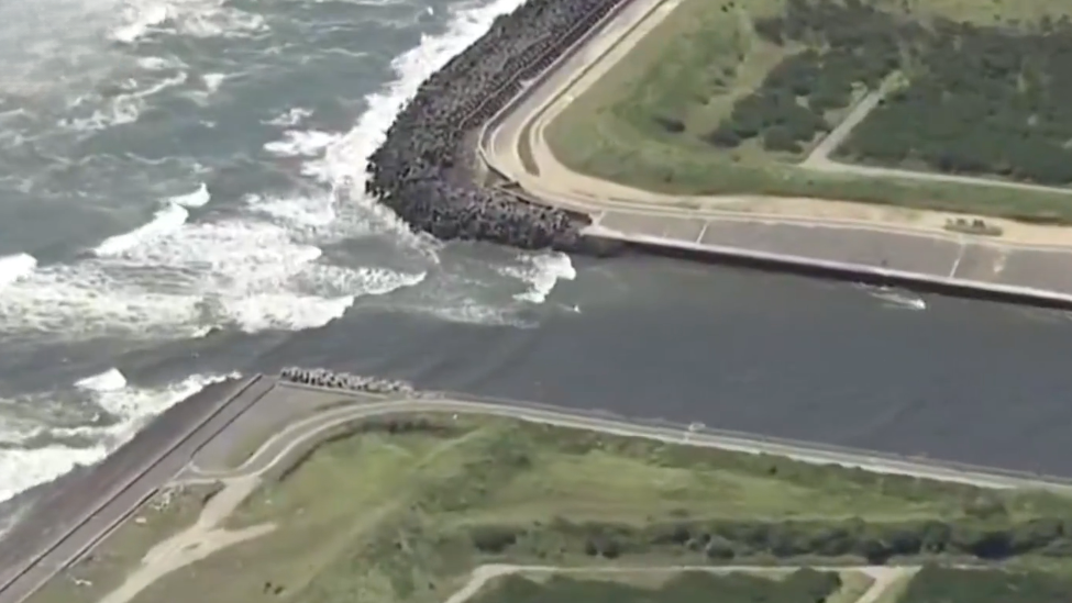 俄罗斯强震海啸抵达日本，海浪倒灌进河道