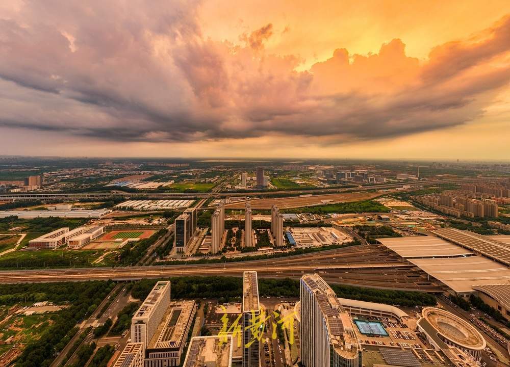 当夕阳遇上阴云，泉城天空变身橘色画布
