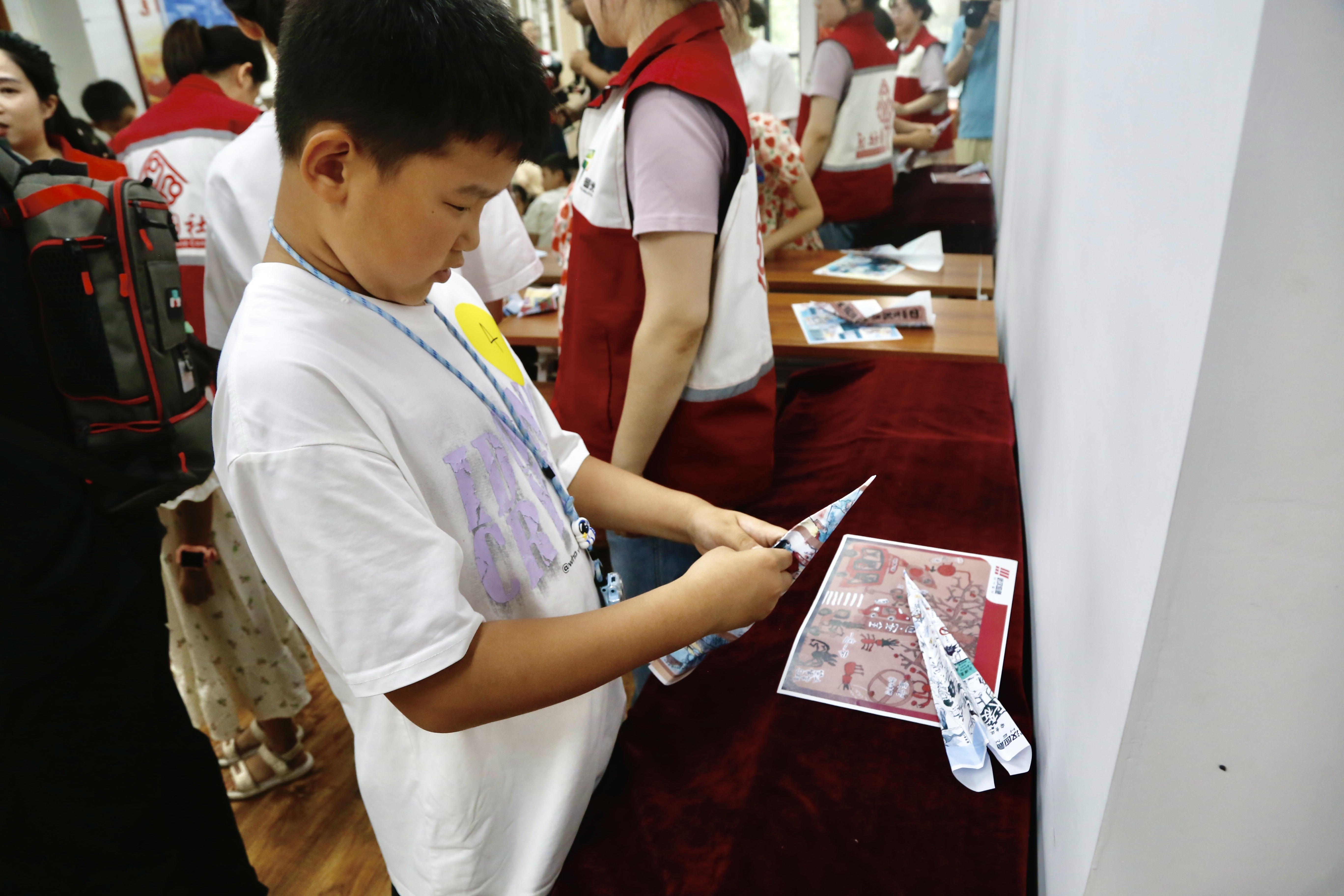 “纸”载安全 应急科普 2025年武汉应急纸飞机活动走进社区