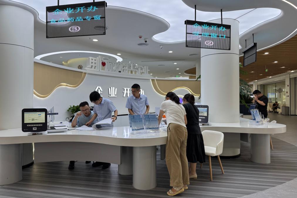 群众在瑞昌市行政审批局企业服务中心办理业务。新华社记者 陈柱佐 摄