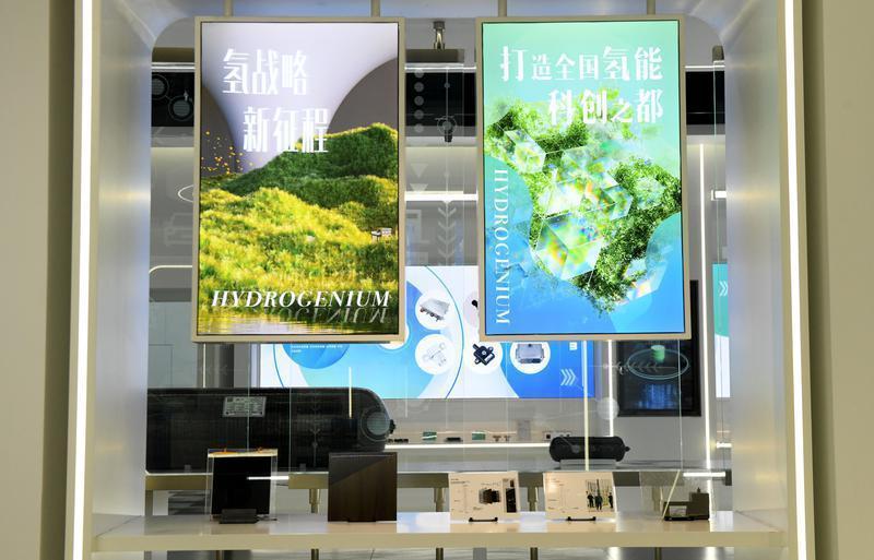 秦创原•氢合湾氢能产业两链融合加速器展厅内展出的氢能产品。