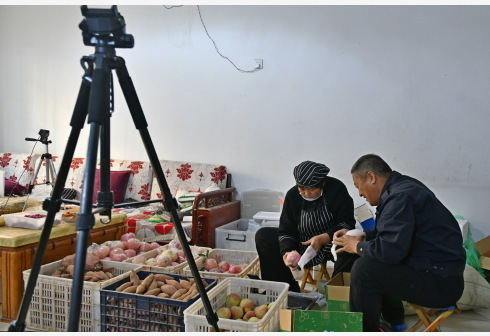 乡村主播正带货农产品 图片来源：新华社