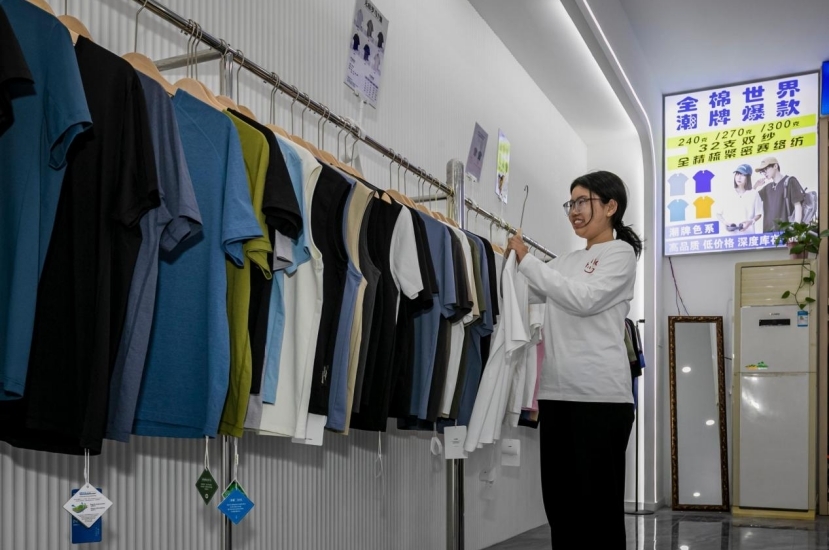 万里镇针纺产品占据重要市场份额。吕国良 摄