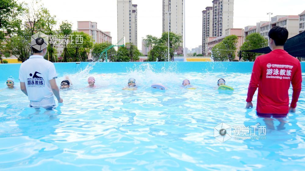 2025年7月29日,江西省宜春市上高县锦阳小学的孩子们在游泳教练的指导下学习游泳技能。